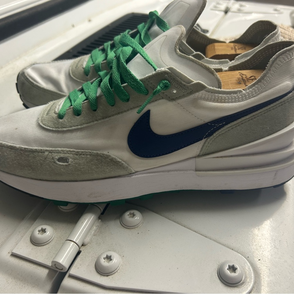 Nike Men's White and Blue Sneakers with Green Laces

Men’s waffle racer size 10